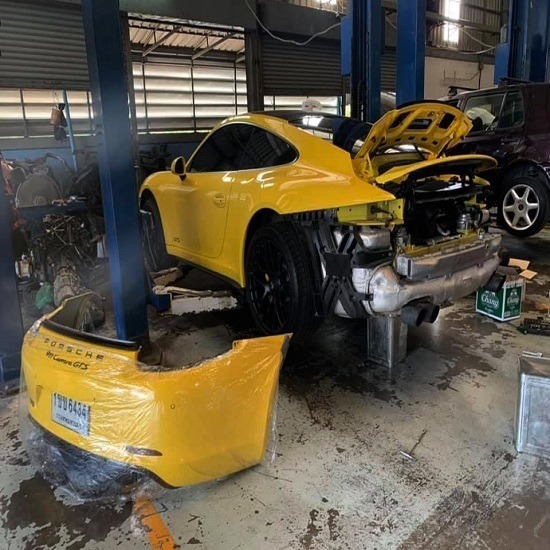 Diamond Auto Service พระรามเก้า-นวมินทร์ -  เปลี่ยนปะเก็นท่อไอเสีย Porsche